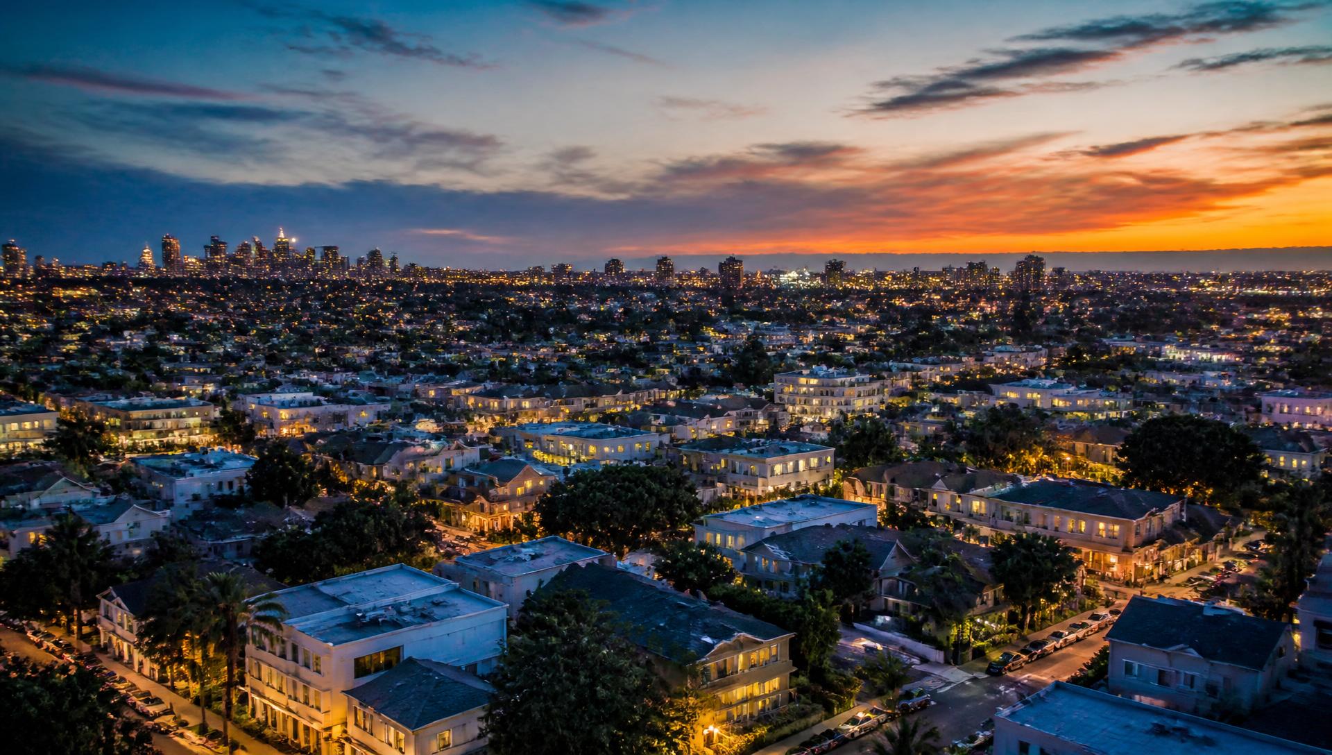 Vista aérea de un barrio residencial al atardecer